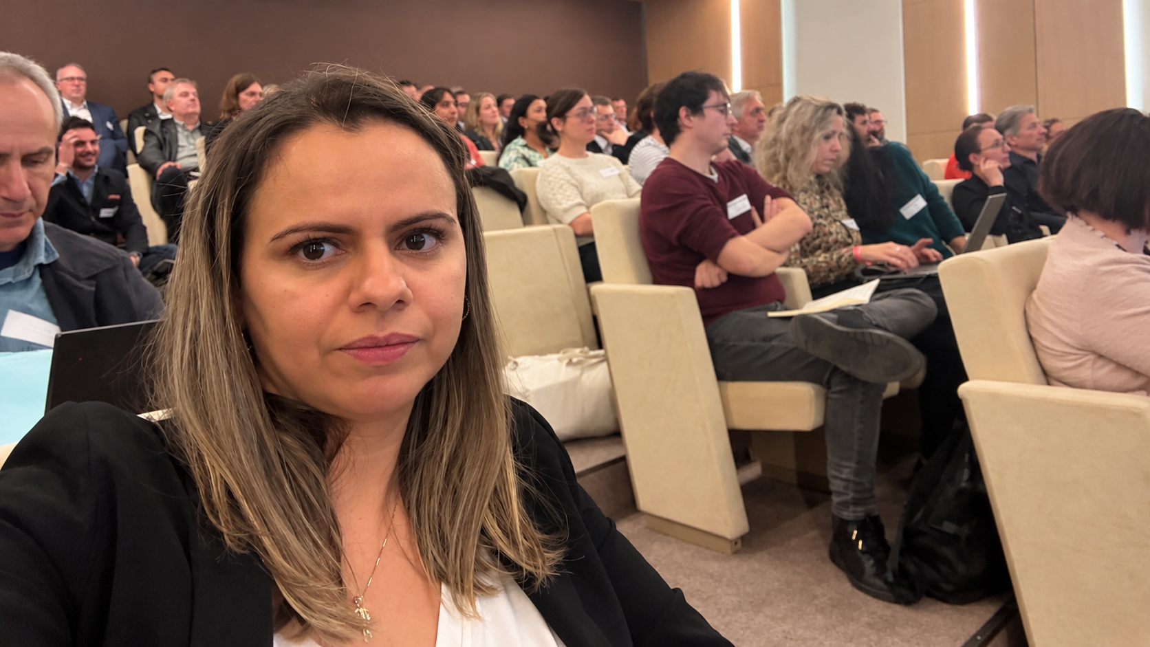 Kaltouma Jbara dans le public du séminaire Région Sud, Terre d’IA, consacré à l’adoption de l’intelligence artificielle.